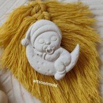 نوزاد روی ماه